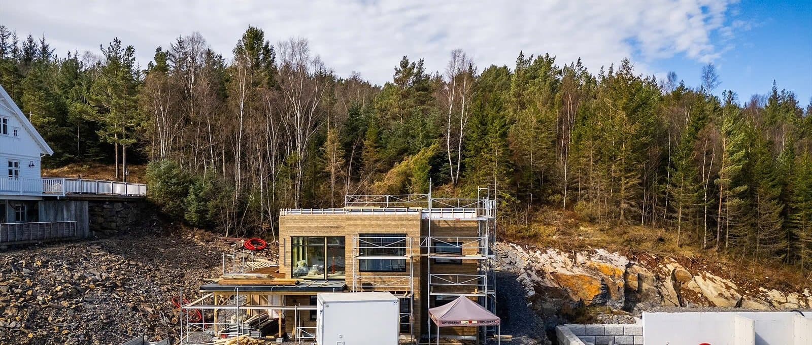 Austre Vardane under bygging, i skogen på Askøy